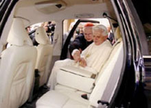 Papst Benedikt XVI in Luxuslimousine